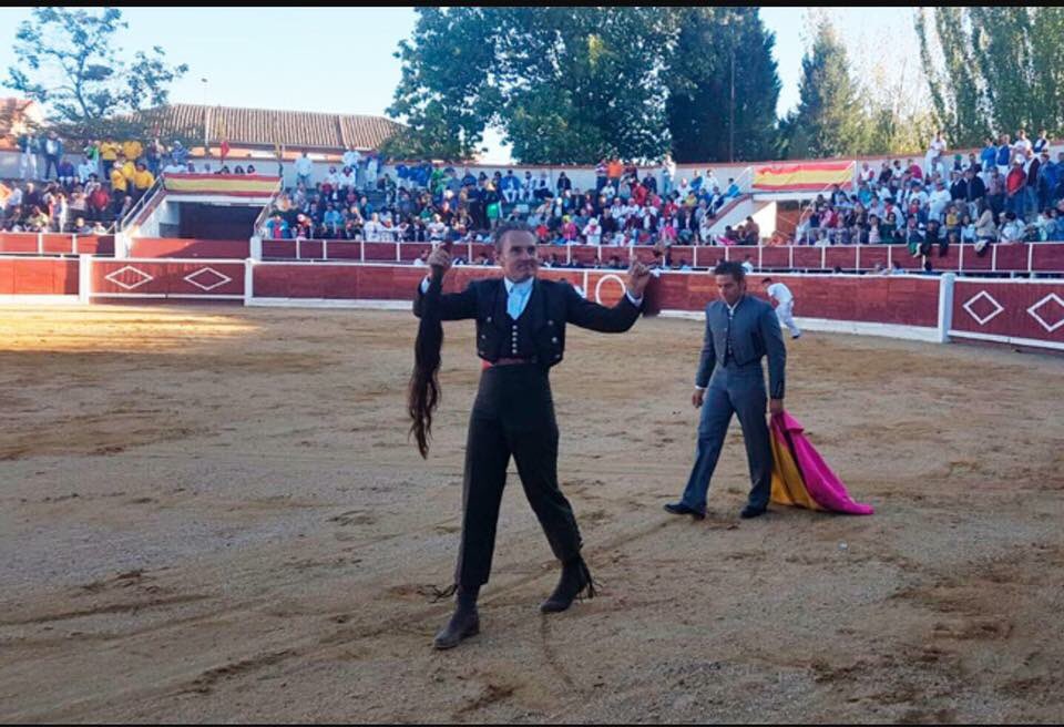 elpera_'s tweet photo. Tarde de toros. #encabo indulto  un novillo en Nava de la Asunción. Victor Méndes, El Fundi, El Soro,  y Leandro Gutierrez. @juliancorrales_ https://t.co/BMxe0PEie5