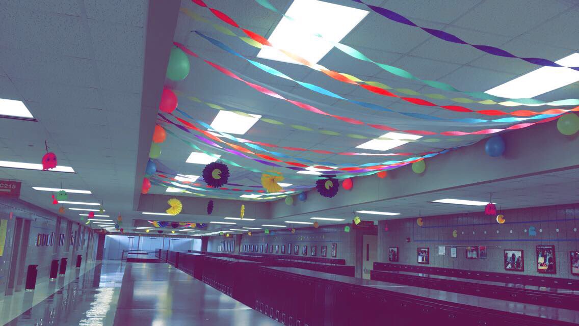 Sehs2019's tweet photo. Pictures of Class of 2019's hallway and windows! #PacMan 🔵⚡️ https://t.co/afQuxL4ccD