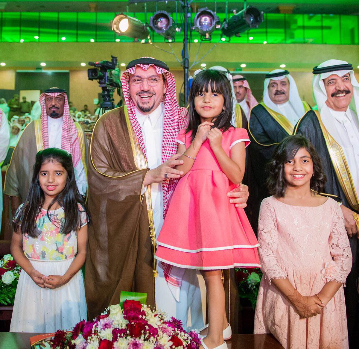 EmarahAlQassim's tweet image. #امير_القصيم : كل مبادرة وطنية قد يستفاد منها داخل وخارج الوطن وموقع #معا_ضد_الارهاب_والفكر_الضال باللغة الانجليزية انموذجاً حياً لذلك .