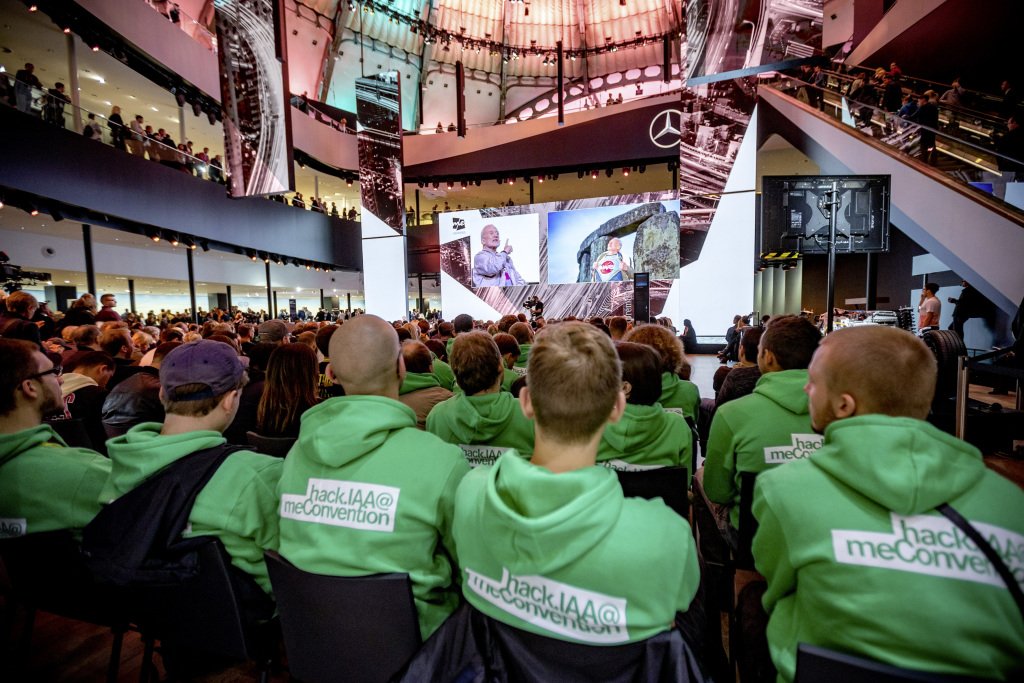 DaimlerTruck's tweet photo. HD Vision deep" received an award for its prototype to optimize mobility solutions using at #HackIAA 👉 https://t.co/1Vn6BaE72a #Daimler #IAA https://t.co/jymC4Sp6Ly