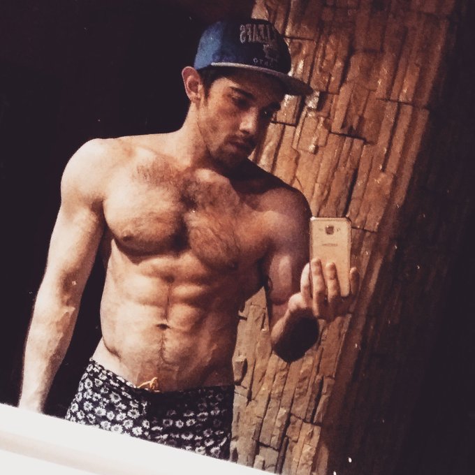Ehiii.... #gymtime let the power of HGH be with u)) #GymSelfie @QueerMeNow @LucasEnt #queermenow #LucasEnt