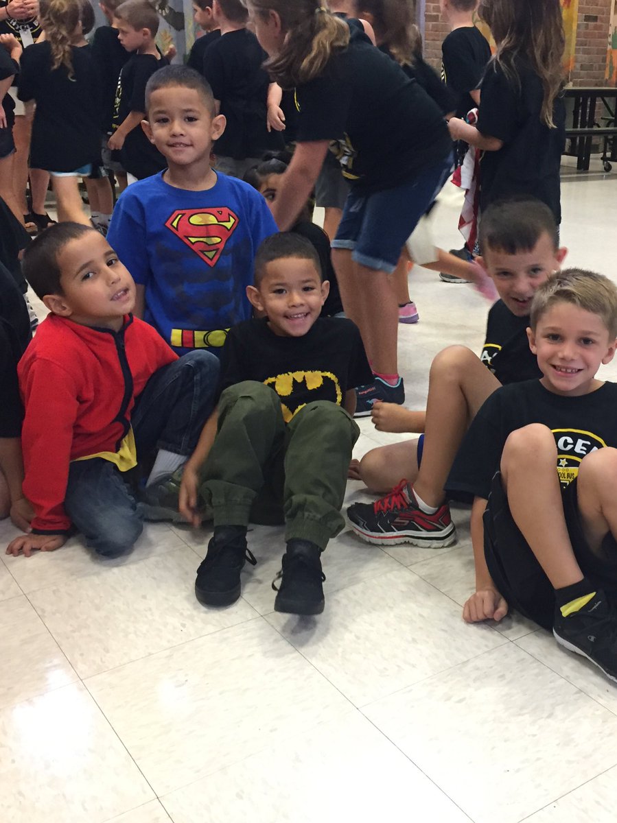 KerryMal1's tweet photo. We had a great kick off for our #PeacefulSchoolBus program this morning! @ClaudineDiMuzio #pineshps #yaypeaceful https://t.co/s7zt1Naxgb