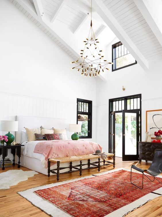 M_world_B's tweet photo. White bedroom with high ceiling, sparkling multi-bulb lighting and refreshing green-red details. https://t.co/mMn19VjXse