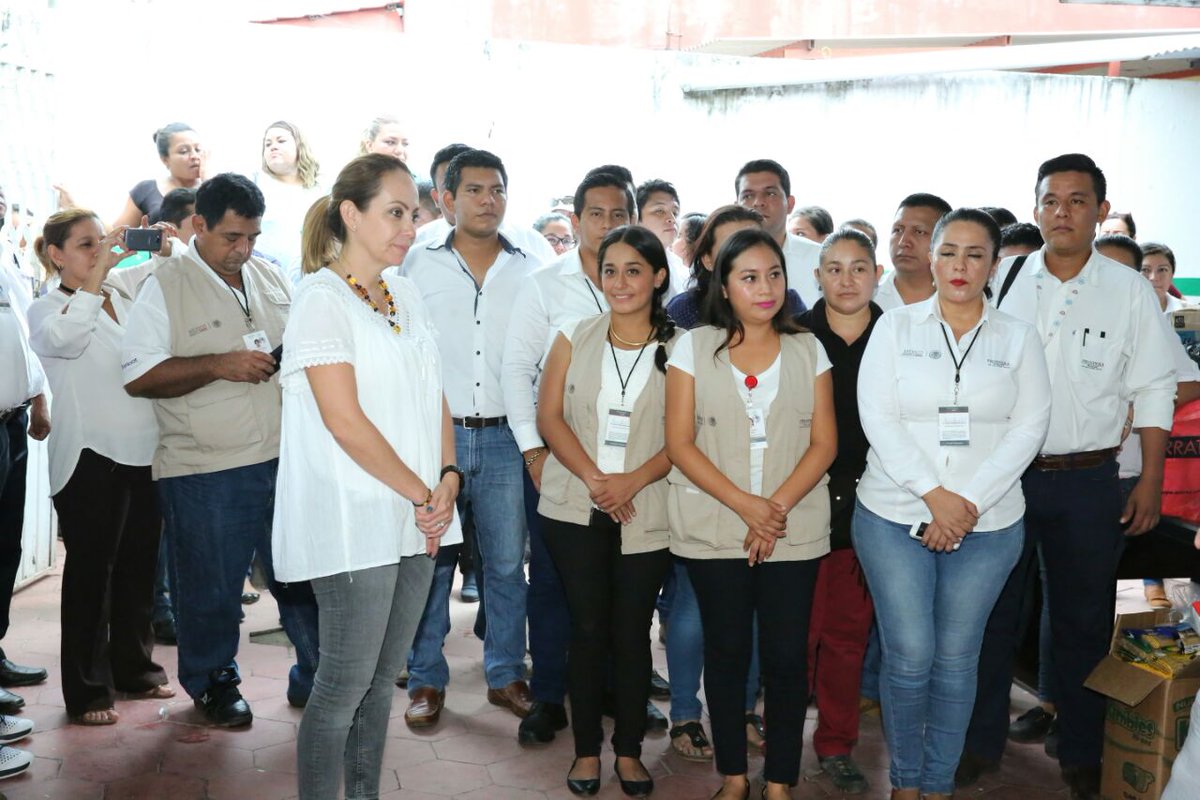 paula_hdz's tweet photo. En reunión con el personal de la #UAR #PROSPERA #Tapachula reconozco el arduo y valioso trabajo que han realizado a favor de las comunidades https://t.co/5AzjGchye6