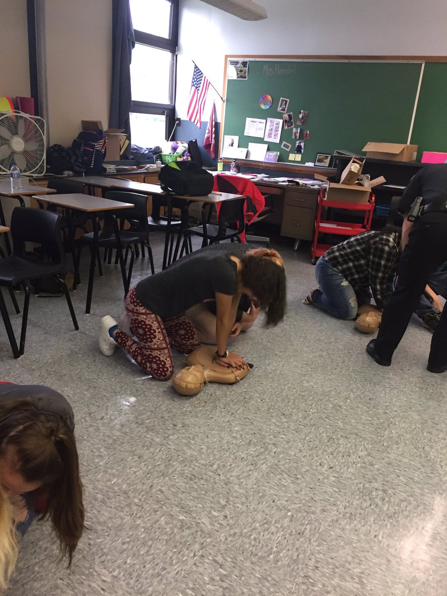 LizHemdal's tweet photo. WMHS students learning hands-only CPR today ❤️👏 @MaineAHPERD  @American_Heart  #healthed #healthskills https://t.co/Y9qADsDQ1G