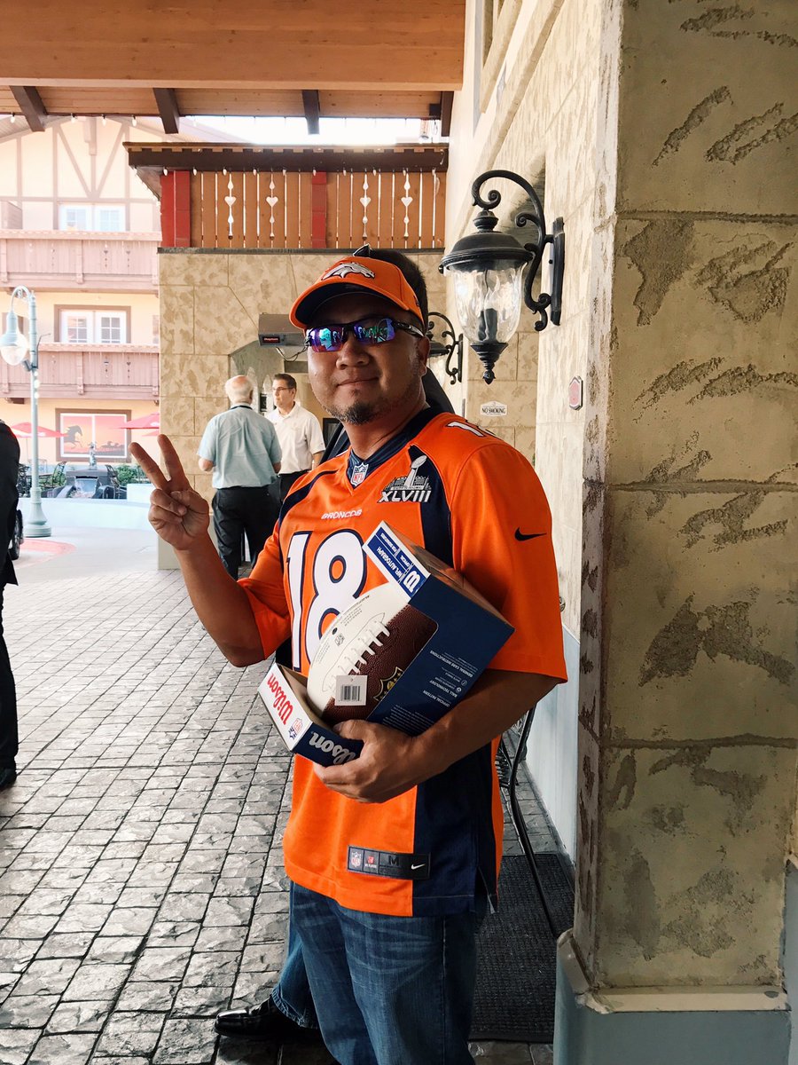 Carriersales's tweet photo. Someone is a little excited to meet Terrell Davis! #carrierxchange https://t.co/sMh3BHVZHV