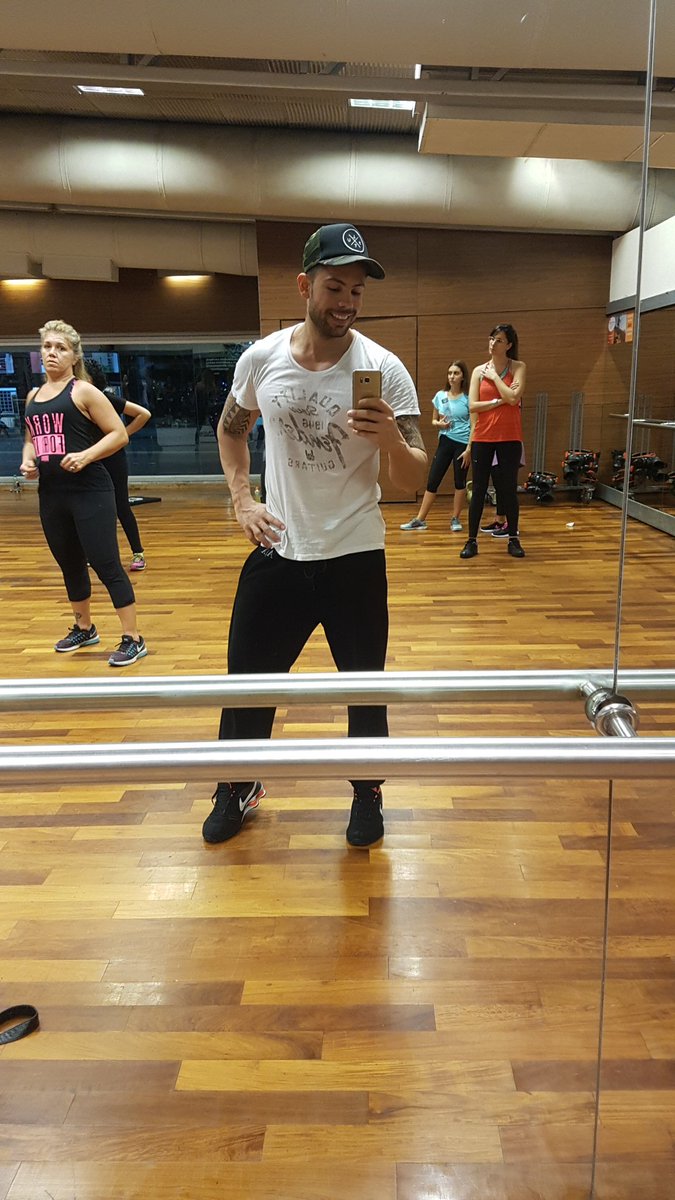 Marianoberonok's tweet photo. Ya yaaa a clases de #baile Con todo... Q terminen bien el día. Yo sigo a Full. #BuenasNoches 🎉🎊🎶🕺 https://t.co/tJQlJYU9xd