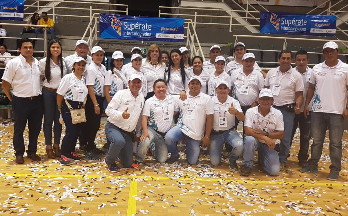 juegosintercol's tweet photo. La Directora @ClaraLuzRoldan con el grupo de voluntarios que apoya el evento  #RegionalCentroSur de @Superate_Col #Melgar https://t.co/lsBYYssOGh