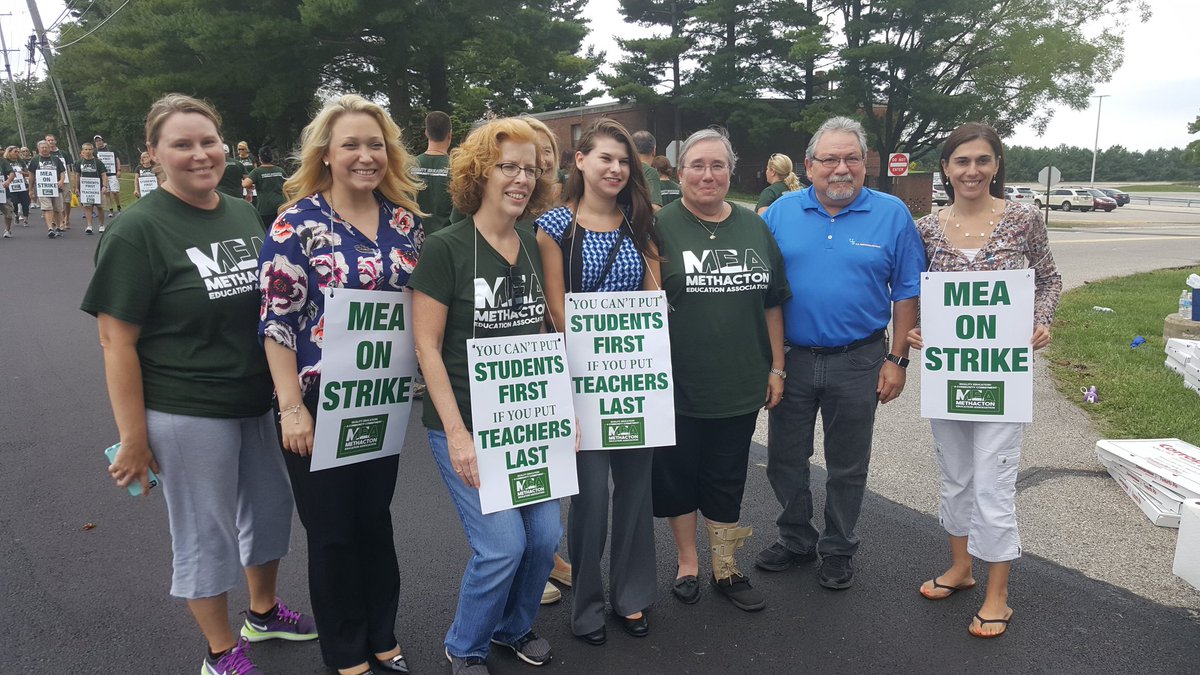 SEPA_LaborFed's tweet photo. @SEPA_LaborFed Director @Unioncarol with @MethactonEA on the picket line. SUPPORT METHACTON TEACHERS ON STRIKE! https://t.co/2B9MiaBOJG
