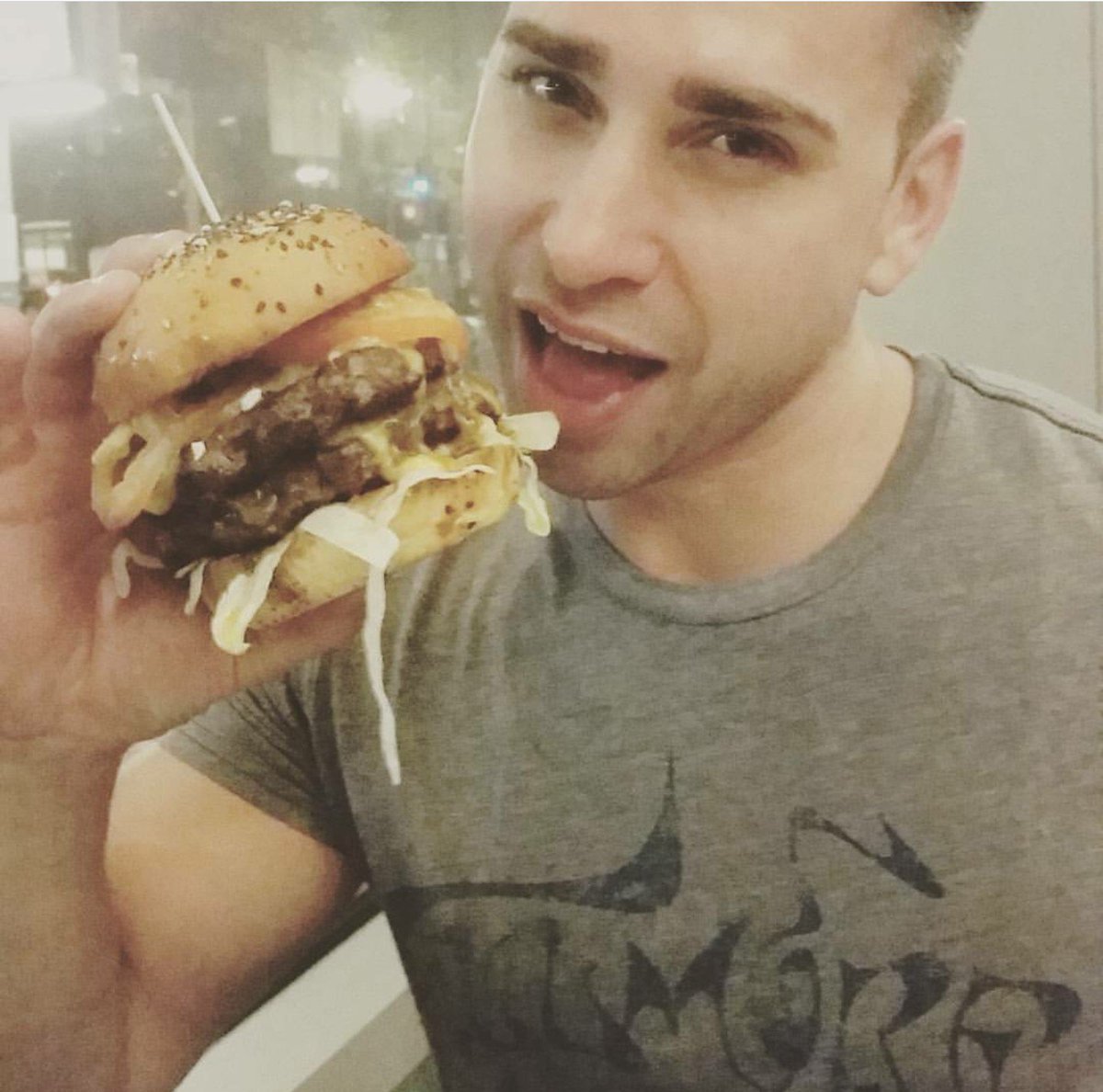 JettAdore's tweet photo. #NationalCheeseburgerDay
is a #holiday I can really get behind.
#openupwide
#protein #power
#whosyourdaddy
#beautyinmymouth
#chompchomp https://t.co/2HwXl7lSXV