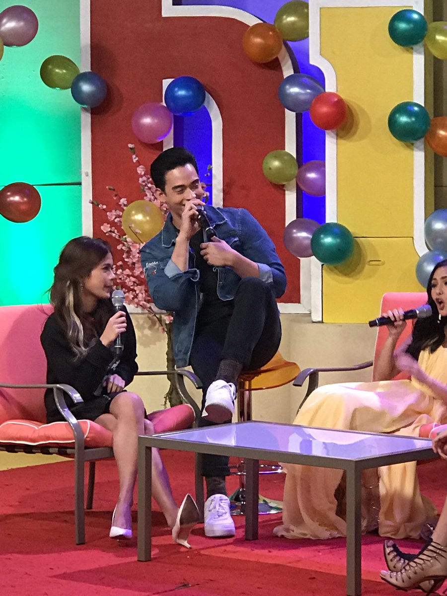 Purple_FranU's tweet photo. Ang kyoot nyong tingnan na 3....   love you all!  @loyzagadiegs @MissMarisRacal @prinsesachinita #ASAPGoals #MBKimChiu https://t.co/88ZRlEu5P7
