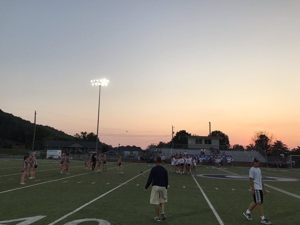 gcaramshs's tweet photo. It's a beautiful night for powder puff https://t.co/4riwMrP2PN