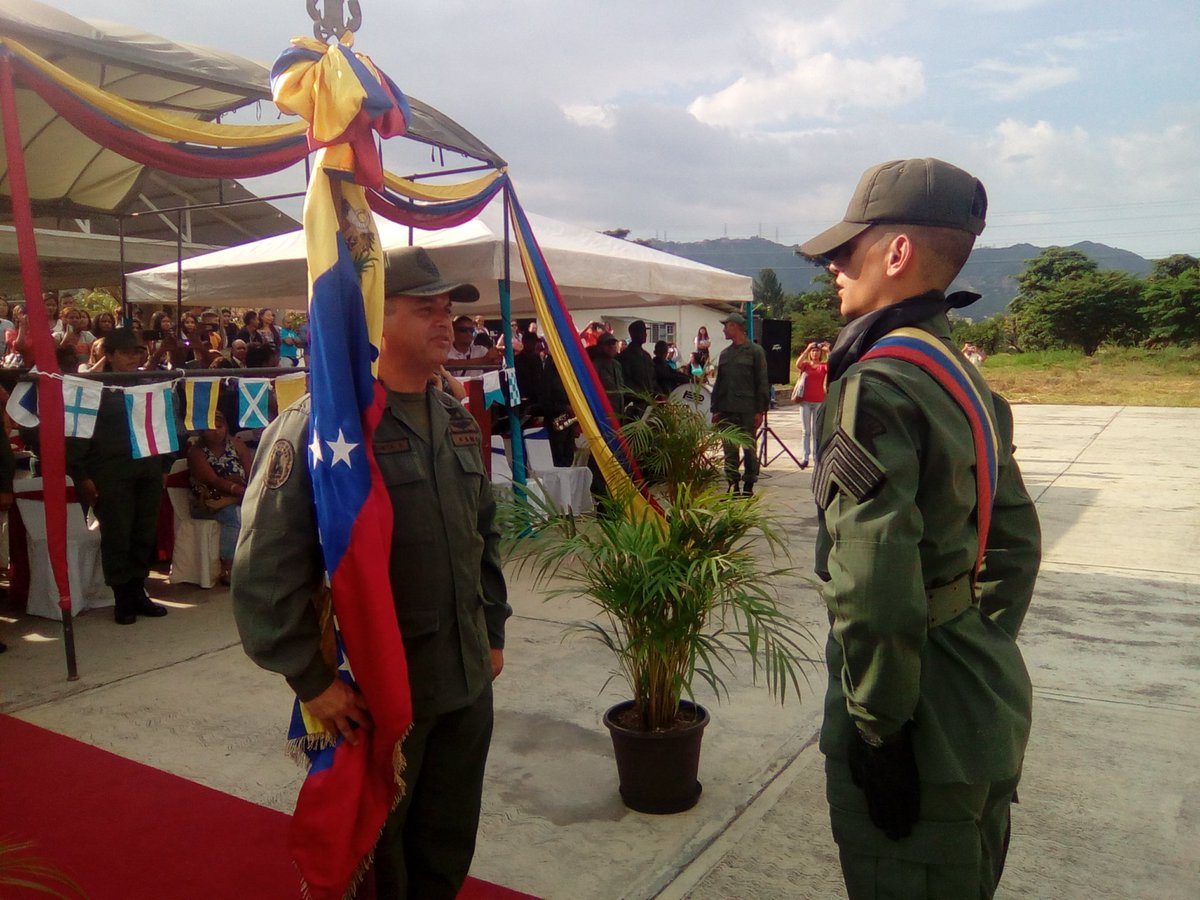 EJB_LIMIZAMORA's tweet photo. @direducejb  @ISANCHEZSEGURA  Acto de reverencia a la bandera por parte del personal de aspirante a alumnos de 1er año #LIMIZAMORA https://t.co/yl43c5eUV2