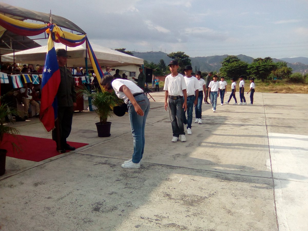 EJB_LIMIZAMORA's tweet photo. @direducejb  @ISANCHEZSEGURA  Acto de reverencia a la bandera por parte del personal de aspirante a alumnos de 1er año #LIMIZAMORA https://t.co/yl43c5eUV2
