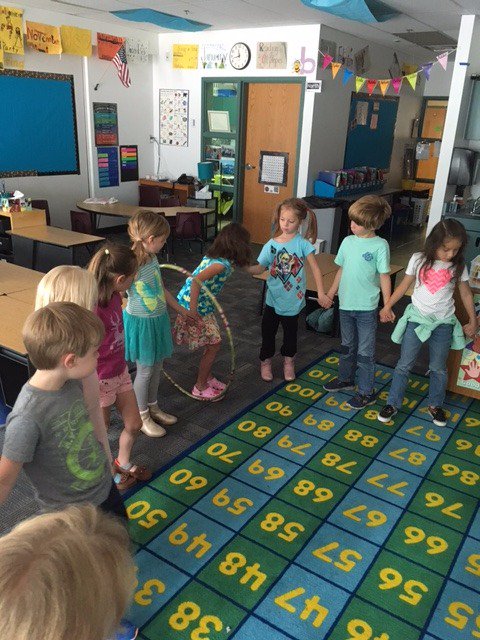 UBE1Lowd's tweet image. @UBEHawks #teamwork #hoolahoopchallenge #inquiry