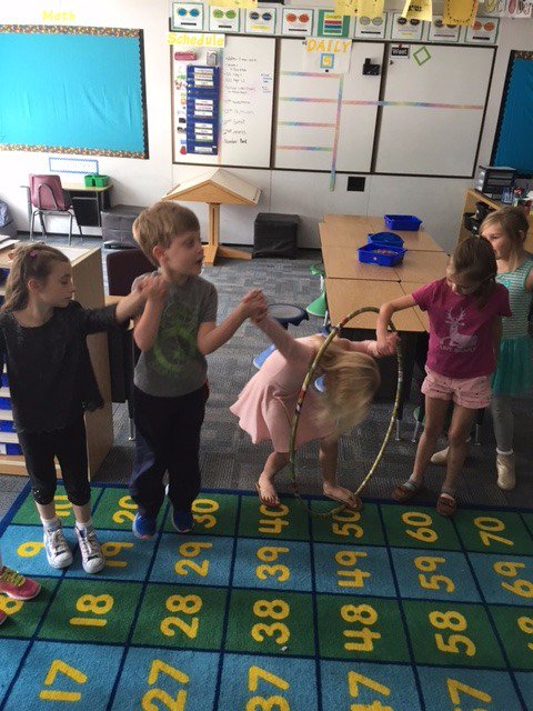 UBE1Lowd's tweet image. @UBEHawks #teamwork #hoolahoopchallenge #inquiry