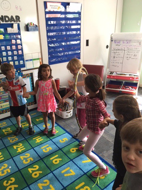 UBE1Lowd's tweet image. @UBEHawks #teamwork #hoolahoopchallenge #inquiry