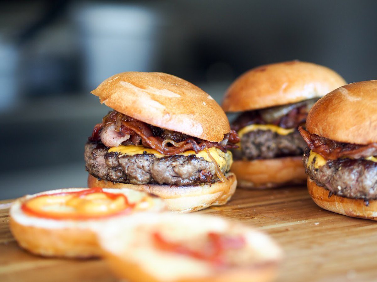 TuMeeapp's tweet photo. Enjoy some tasty cheeseburgers and get them delivered 🍔🍔🍔on #NationalCheeseburgerDay with #tumee https://t.co/dKihRXIZ8Z