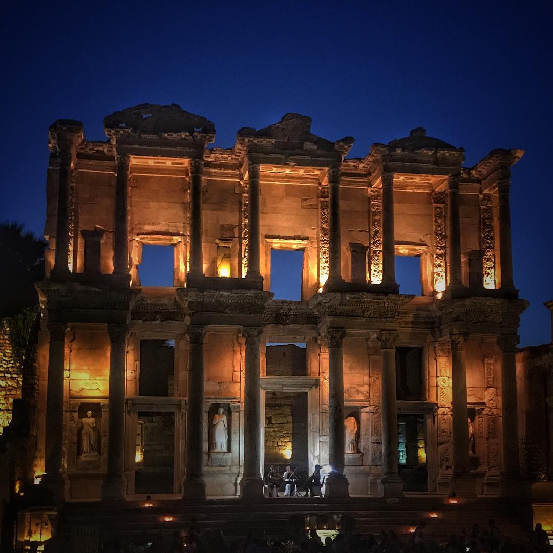 WindstarCruises's tweet image. A little breezy in here, but still beautiful. 🥂 😍 #LibraryOfCelsus #Turkey (PC: IG user 4funks_explore)