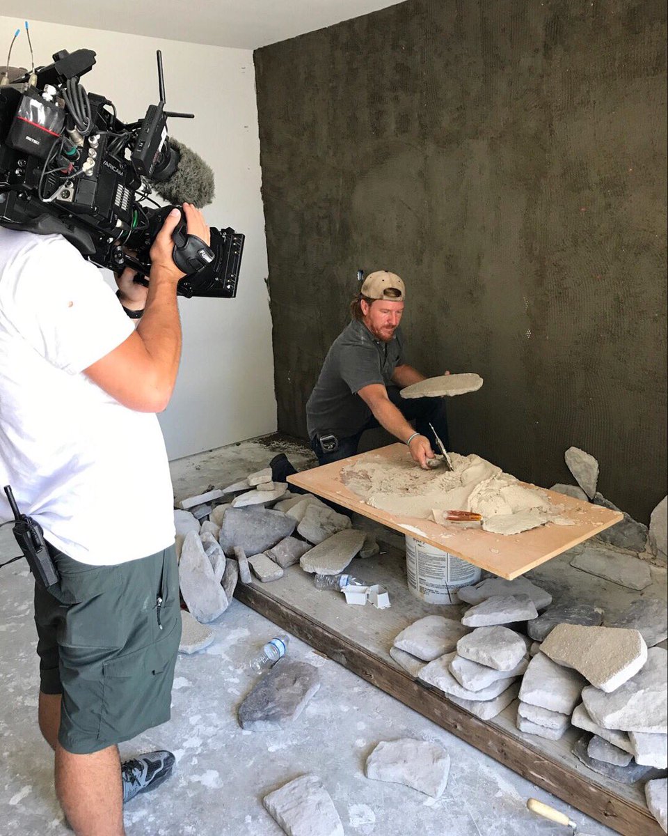 chipgaines's tweet photo. Spoiler Alert: Season 5 is going to rock. #fixerupper #season5iscoming https://t.co/F8mkPe7Y7t