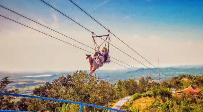 liputan6dotcom's tweet photo. Jogja Punya Flying Fox Terpanjang di Asia Tenggara, Berani Coba? https://t.co/1tgVPezRQU https://t.co/6BMT4DmFsg