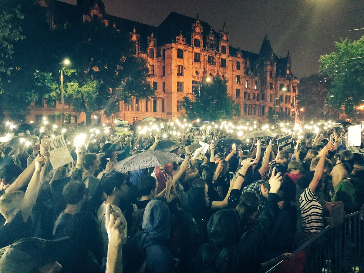 ryanjreilly's tweet photo. Hundreds gathered outside the St. Louis Justice Center in the rain on the fourth night of protests following the #JasonStockey verdict. https://t.co/6nirh94AGa