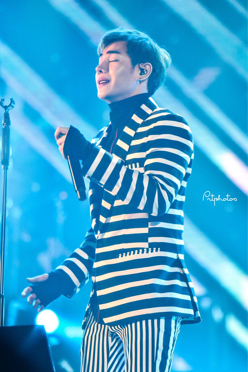 prtphotos_bkk's tweet photo. หันข้างองศานี้มันดีจริงๆ #เป๊กผลิตโชค #PalitGallery #peckpalitisback #4chairsConcert #4chairConcert #whitehaus2 #WhiteHouseConcert2 https://t.co/Zd9UArwyMh