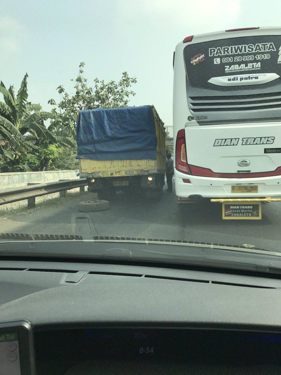 Kharyanto's tweet photo. @RadioElshinta @SonoraFM92 500 M menjelang simpang Cikunir, di bahu jalan ada truk ganti ban, padat-/+ 2 km https://t.co/cKa4RrxaBP