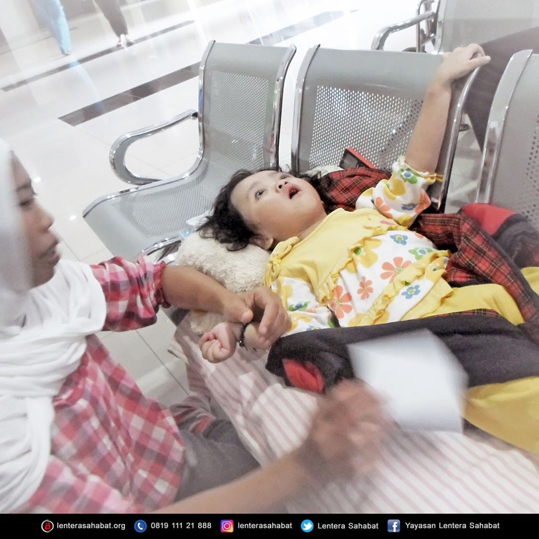 #LIHATSEKITARKITA Ada adik kecil kita namanya Bella didiagnosa Hydranencephaly &amp; post Traumatic Urethral Stricture #PAGIPAGI @lenterasahabat