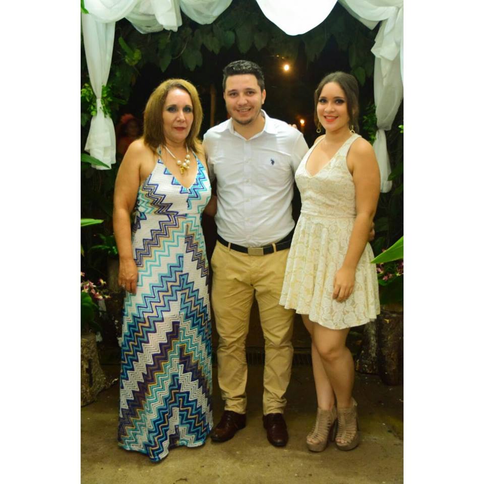 AlvaroR_D's tweet photo. mom &amp; sister https://t.co/5Q4ayc0onn