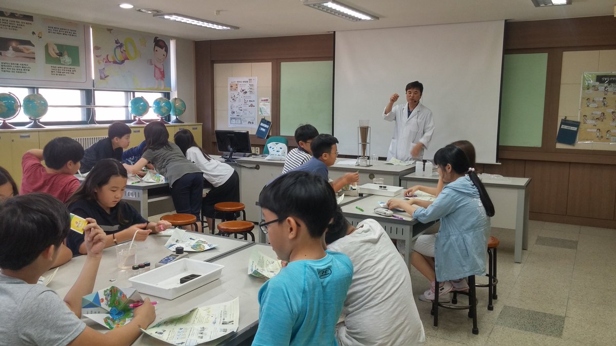 #성남시 정수과 수돗물 과학교실~ 다녀왔어요^^

정자초등학교 5학년 학생들과 재미난 과학수업했어요~

수업에 집중하고, 실험하는 모습이 너무 예뻐요~💗💗💗