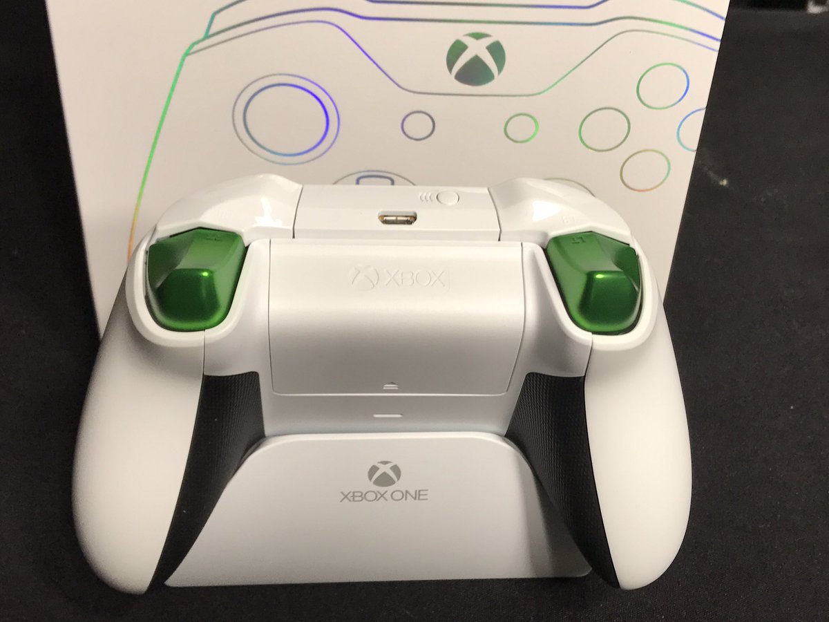 Xbox_Addictt's tweet image. Just RT &amp;amp; follow me to win this beautiful limited 104/3000 Gamescom #XboxDesignLab controller! Ends 9/24 Overseas welcome 💚