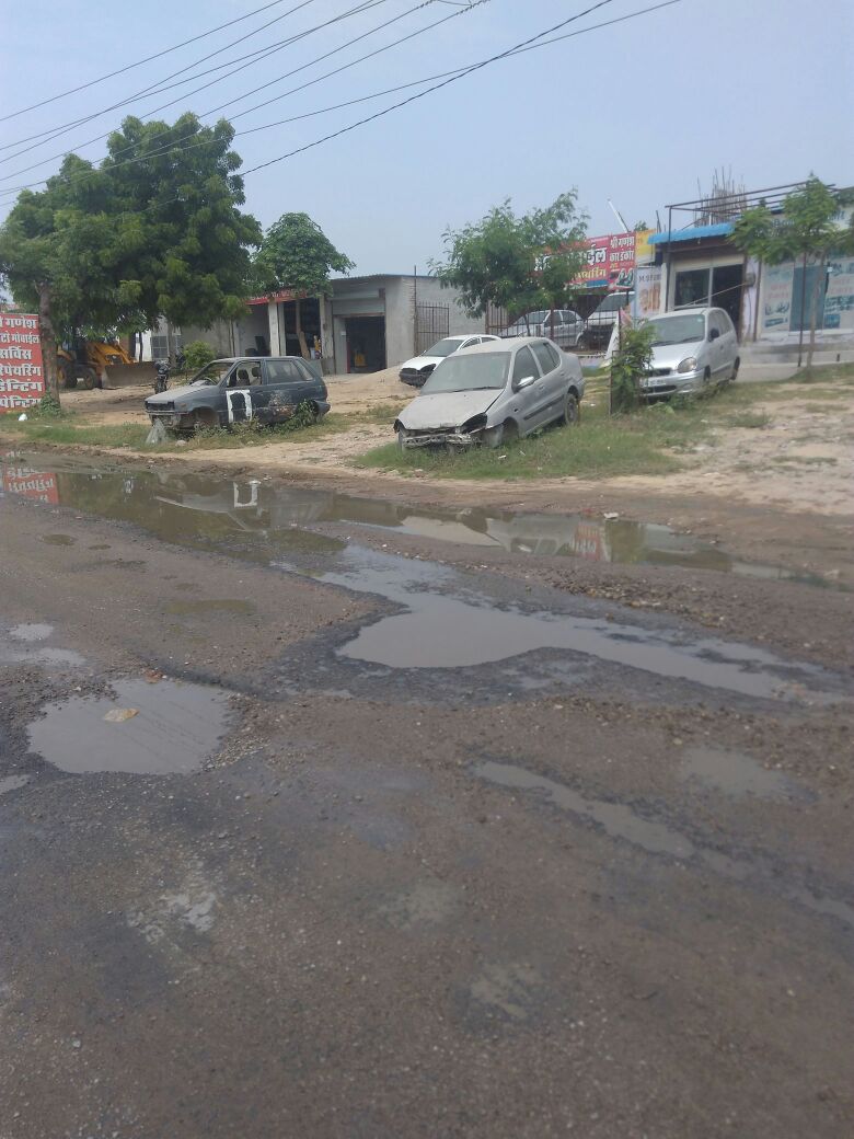 sandeep_chrs's tweet image. @DainikBhaskar @rpbreakingnews @AshokLahotyBJP @BJP4Rajasthan No Street Light. Sewage Water on Road. DangerRoad.
Do advice JDA officials.