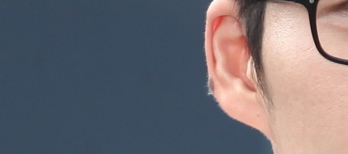 右耳ホクロを愛でる会