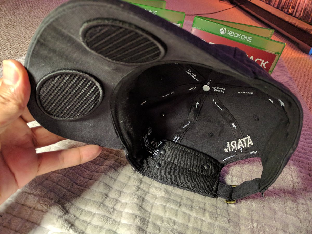 Xbudz's tweet image. Here I am, rockin' the #Atari look! 

The #AtariSpeakerhat is cool.
Two speakers, a mic AND a headphone jack!

Big thank you to #AtariLife!