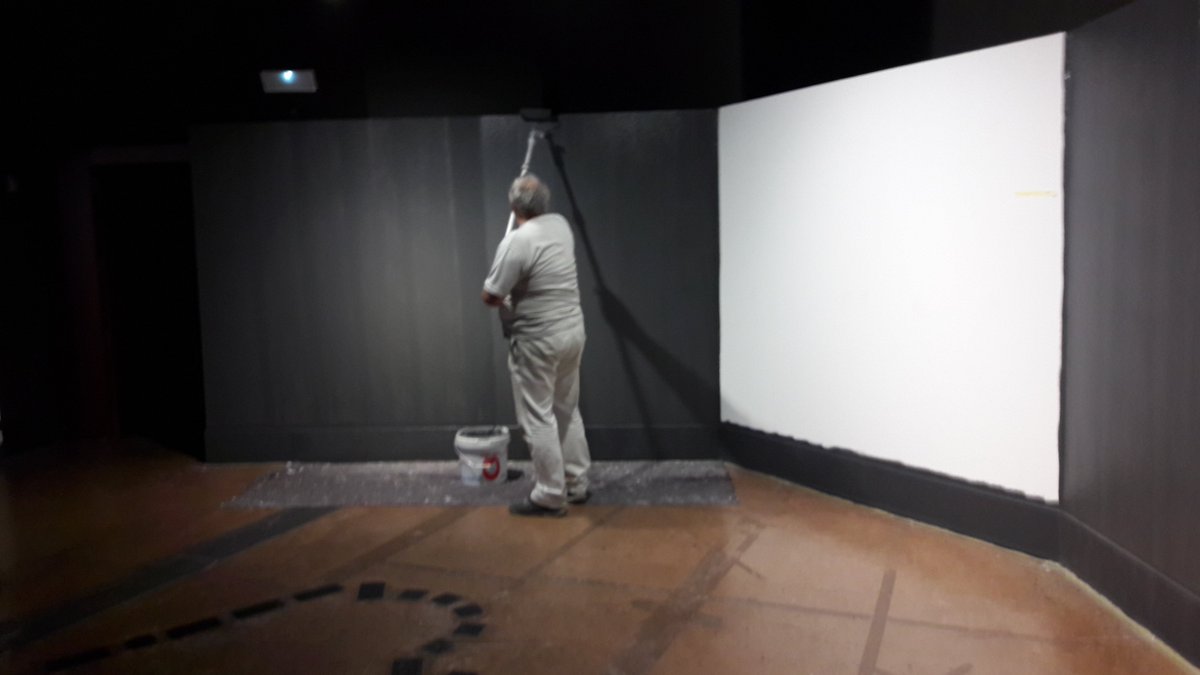 Brigadas Municipales siguen acondicionando la sala para la exposición "Obsolescencia" que se inaugurará el 28 de septiembre,19h <a href="/elisaplana/">Elisa Plana</a>