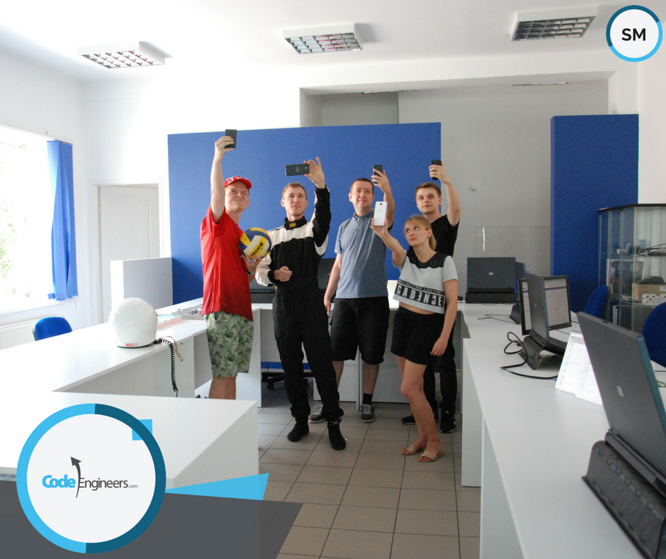 CodeEngineersPL's tweet image. #TeamCode gotowi do działania od samego rana - na start przygotowywujemy raporty dotyczące konwersji w Google AdWords #selfie🧐