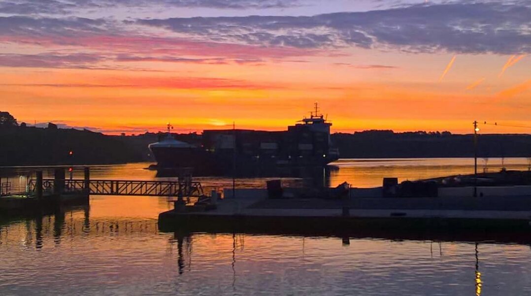 What a morning! make the most of this Indian Summer 🌞 like the Samskip Endeavour making waves! #redsky #autumnmorning #scenic #ferry