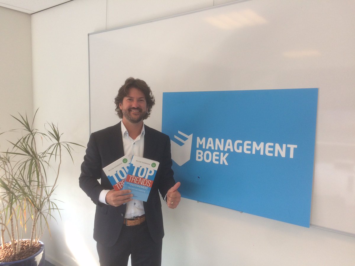 Een trotse auteur <a href="/willemoverbosch/">Willem Overbosch</a> met het eerste exemplaar van zijn boek 'Toptrends'managementboek.nl/boek/978908965… #trends #mkb #prinsjesdag