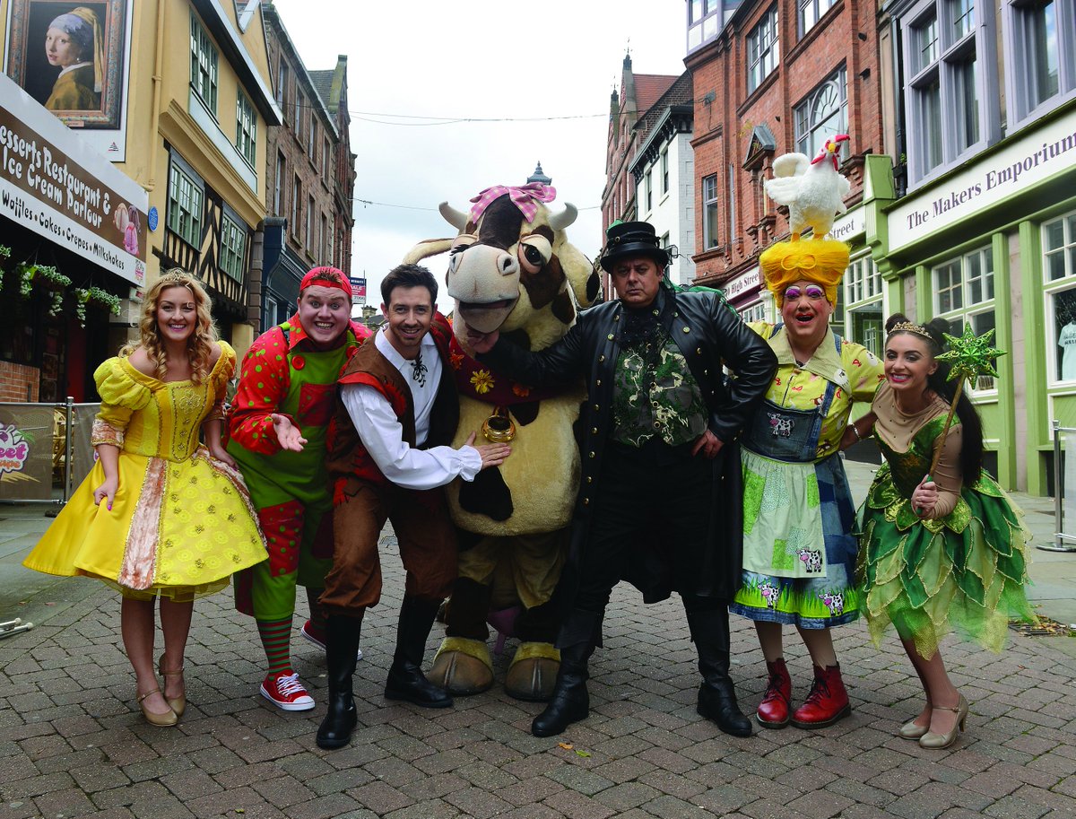 rotherhamtiser's tweet photo. Corrie bad boy ready to face the boos at #Rotherham Civic Christmas panto. https://t.co/HJsyzqso3u @RothTheatres https://t.co/xK8zbrsTS9