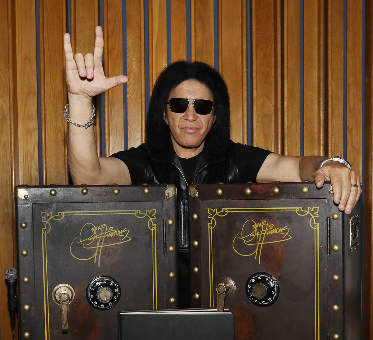 Gene Simmons says he would "trademark the air you breathe" if he could: goo.gl/cNB7QF