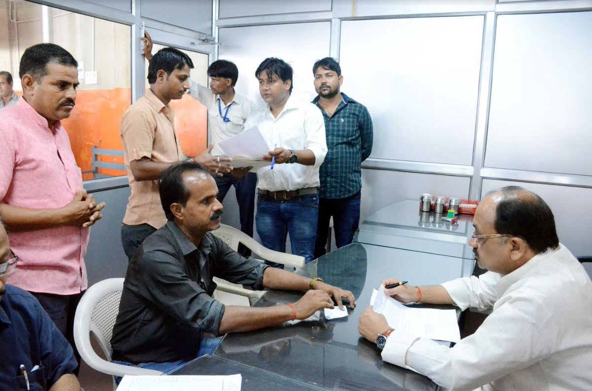 प्रदेश मुख्‍यालय पर जन सहयोग केंद्र में स्वास्थ्य मंत्री श्री <a href="/sidharthnsingh/">Sidharth Nath Singh</a> ने लोगों की समस्याएं सुनीं व उनके निराकरण के निर्देश दिए।