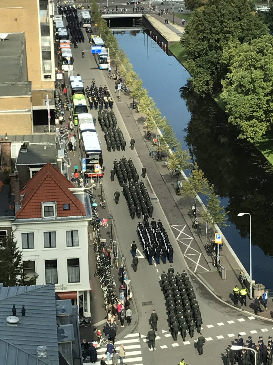 krista010's tweet photo. De fanfare korpsen trekken door de stad #denhaag #prinsjesdag #fanfare #ohohdenhaag https://t.co/LYl1ZBmLtG