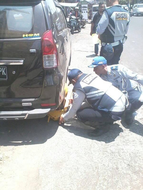 RT <a href="/PRFMnews/">Radio PRFM</a>: Razia parkir di jalur trotoar, jalan Ahmad Yani (Cicadas), Bandung cc <a href="/dishub_kotabdg/">Dinas Perhubungan</a>