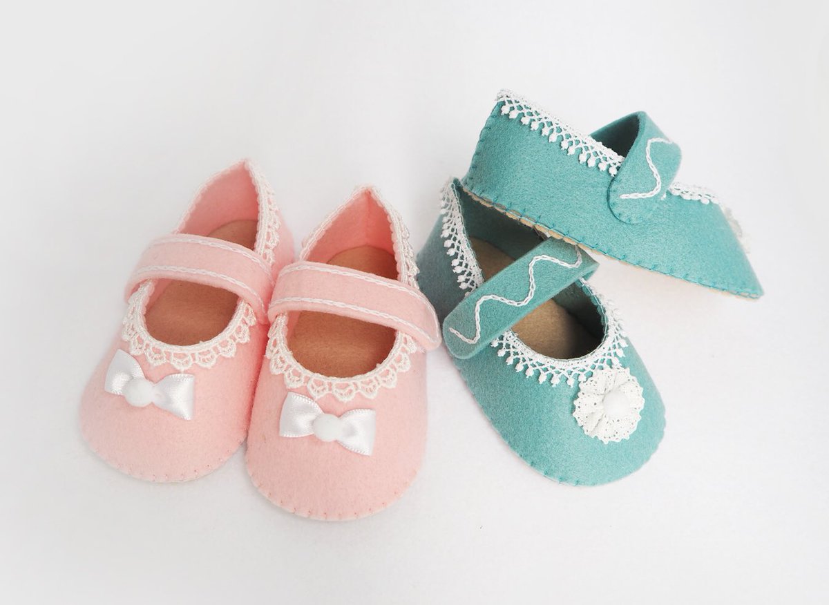 サンフェルト公式 固定にアンケート در توییتر マーブルフェルト で ファーストシューズを作りました 2mm厚のフェルトなので しっかりとした仕上がりに レースやリボン 刺繍やアップリケを添えて ハンドメイドの贈り物にいかがでしょうか こちらの