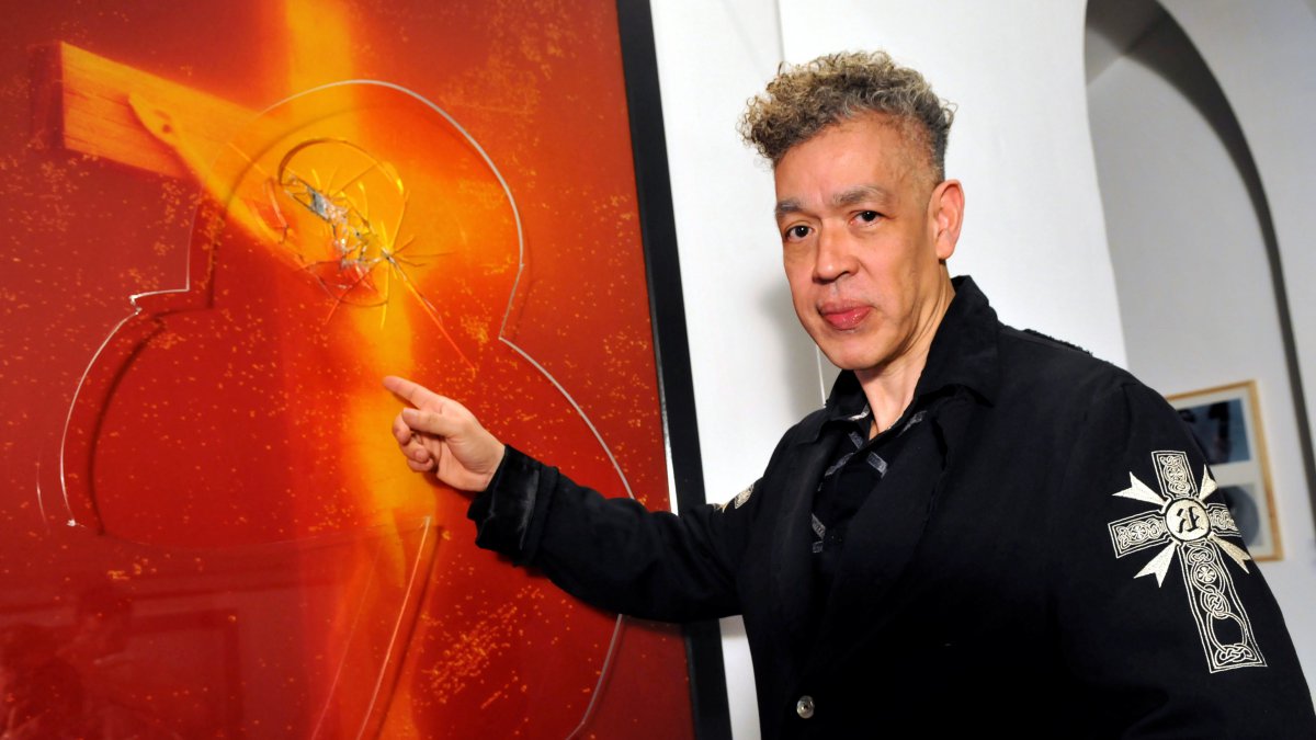 Supreme x Andres Serrano ① News・投票・作品集 ・Piss Christとは