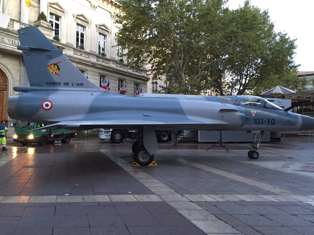 AvignonAirshow's tweet photo. L'installation du #mirage2000 bat son plein ! Un grand merci à @Armee_de_lair 
#avignonairshow2017 #avignon #airshow https://t.co/rSw6fLo11C