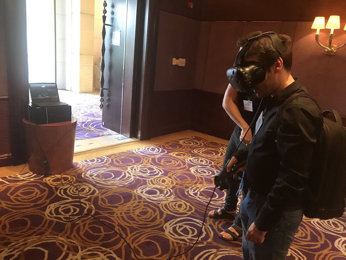 IEEEVISSOFT's tweet image. #vissoft17 #tooldemo what is he exploring? 😺