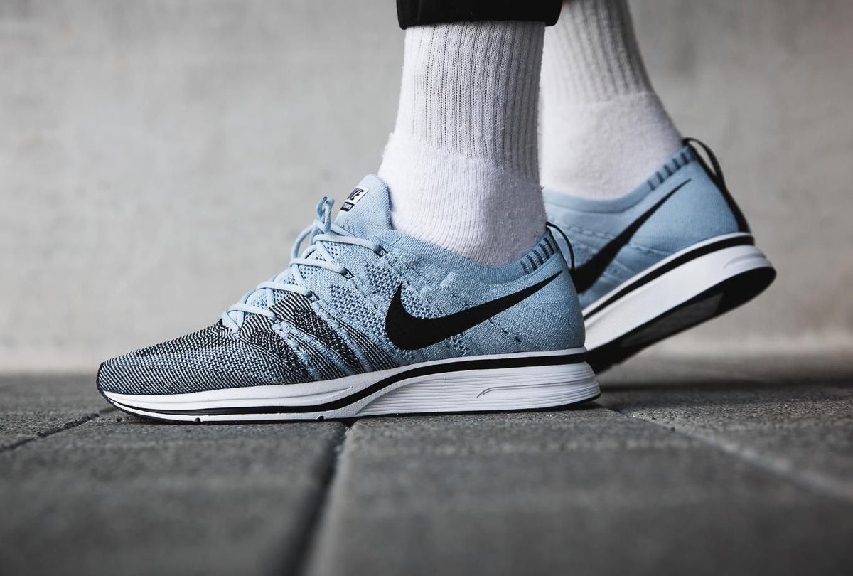 blue nike flyknit trainer