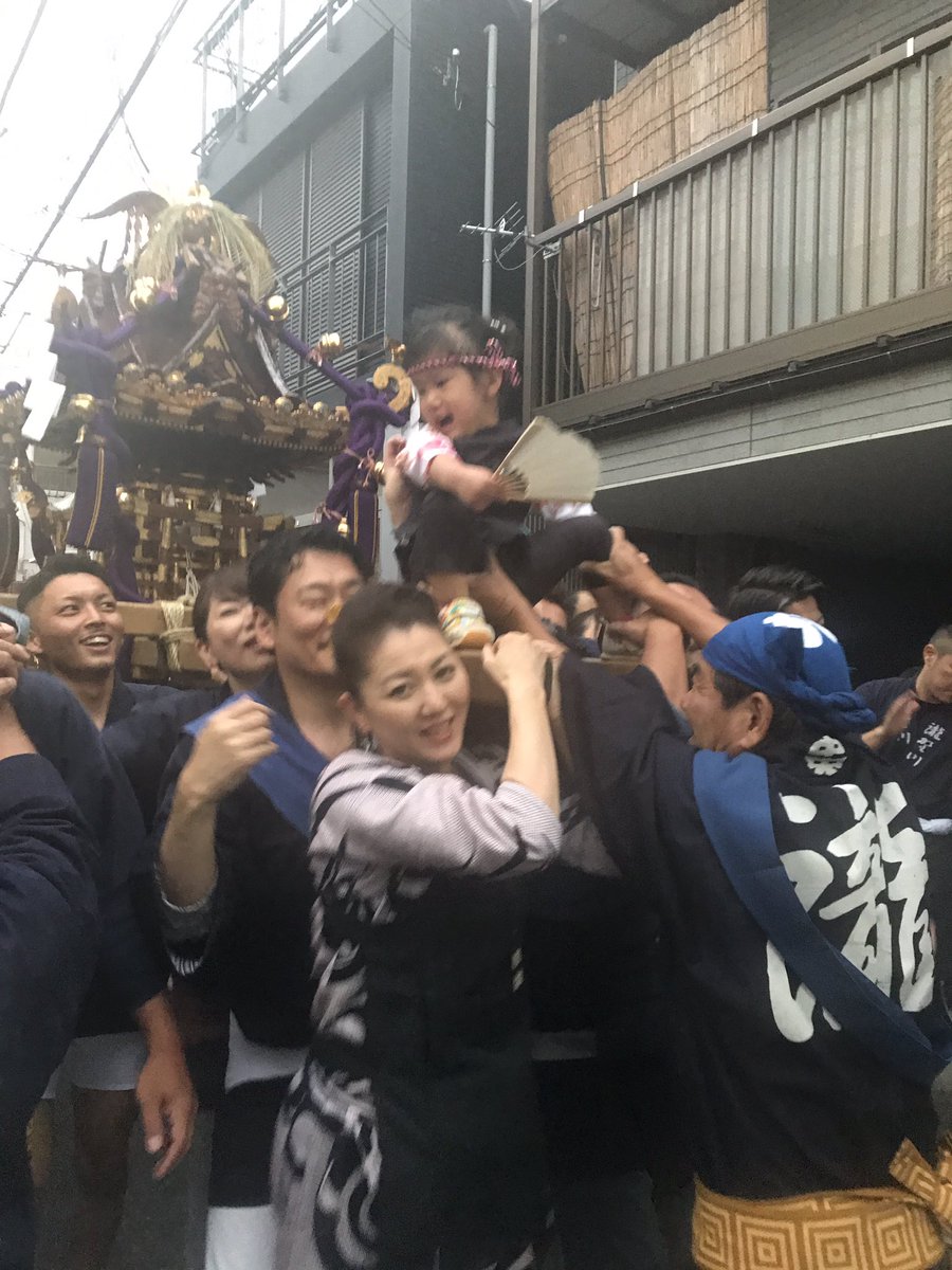 a_inya's tweet photo. 土曜お神輿行ってきた〜♪依菜上乗せて貰ったけどめちゃめちゃ叫んで怖がってた笑 また今週も♪♪ https://t.co/p9xvUAa7dY